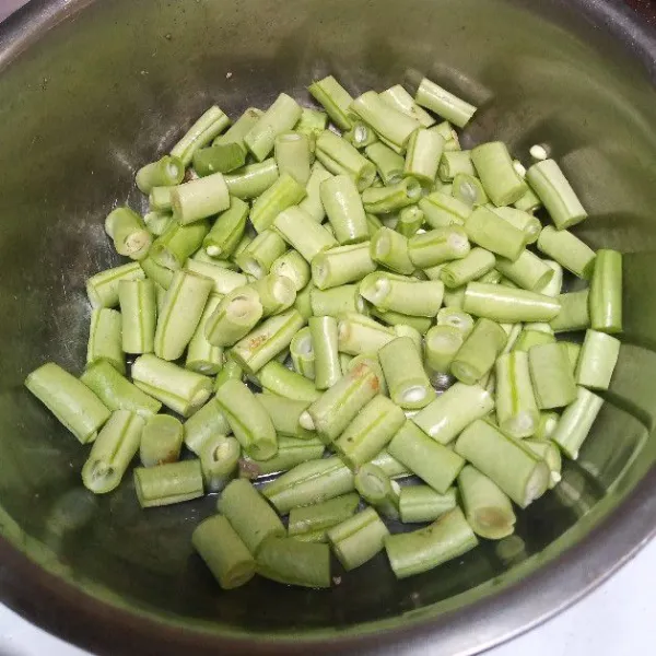 Potong-potong buncis. Bilas sampai bersih.