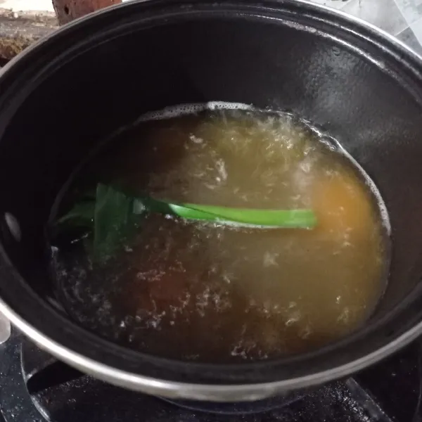 Rebus gula merah, air dan daun pandan sampai gula larut, lalu masukan bulatan biji salak