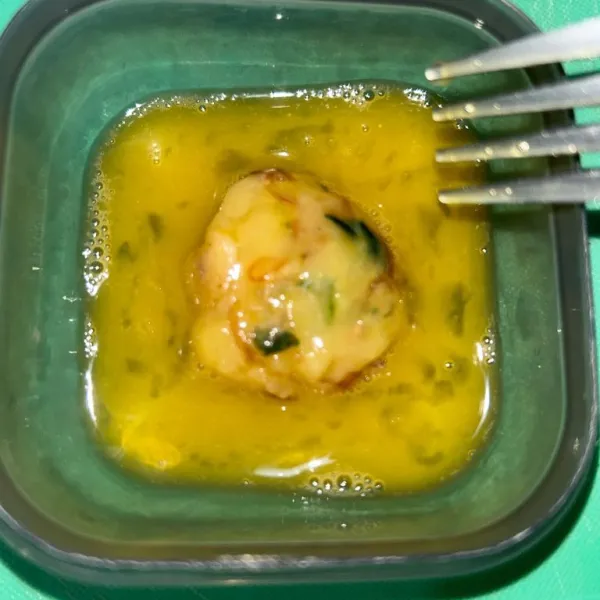 Balurkan kedalam telur