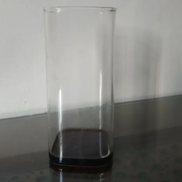 Masukkan 15 ml sirup mocha kedalam gelas