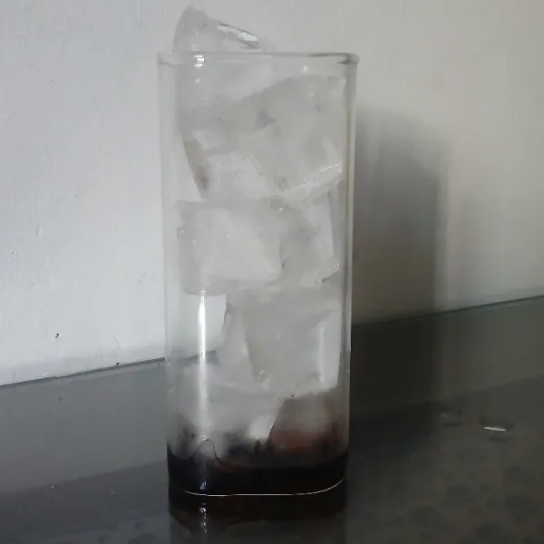 Masukkan es batu sesuai selera