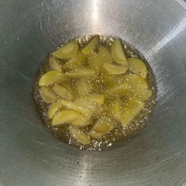 Goreng kentang sampai matang