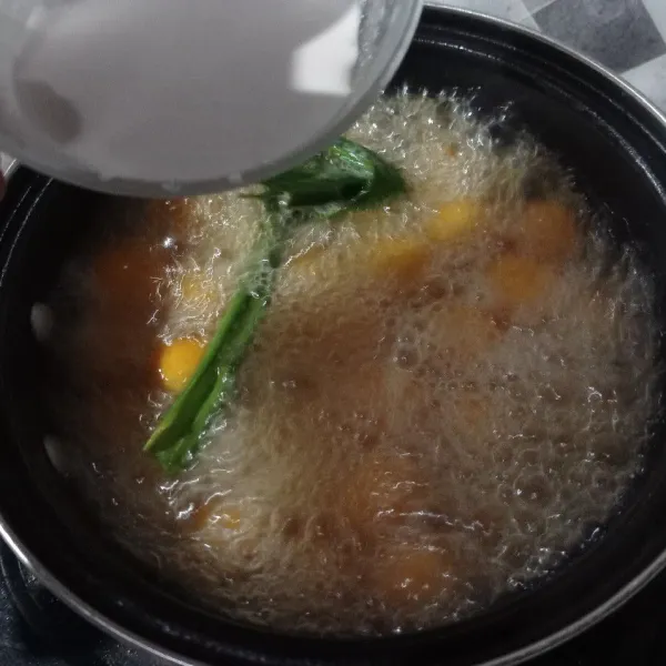 Tuang larutan tepung maizena, aduk rata