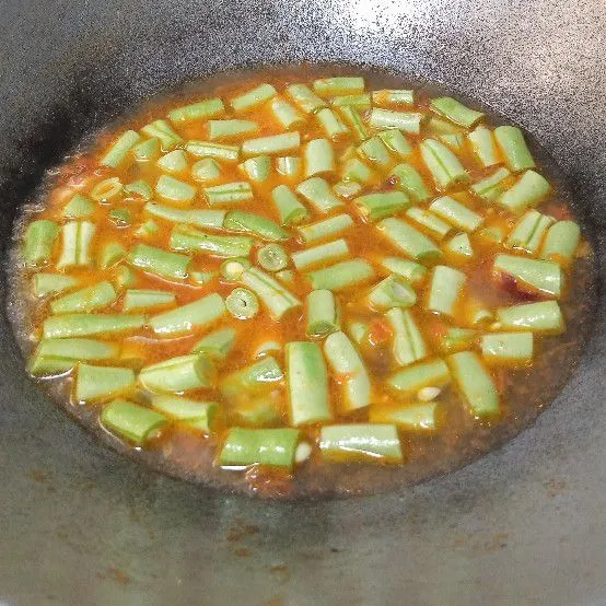 Tuang secukupnya air. Masukkan buncis. Masak hingga setengah matang.