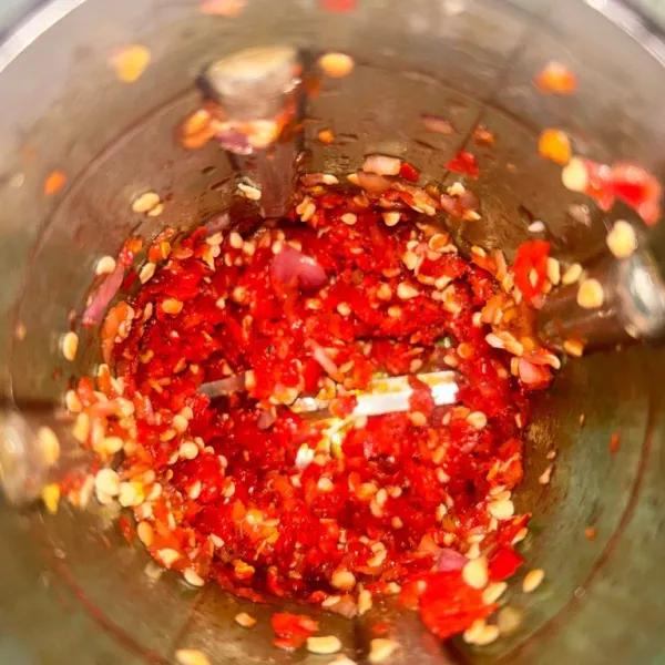 Haluskan cabe, bawang merah, bawang putih dan tomat