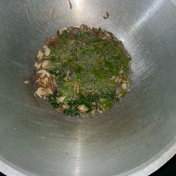 Goreng sebentar daun bawang dan seledri