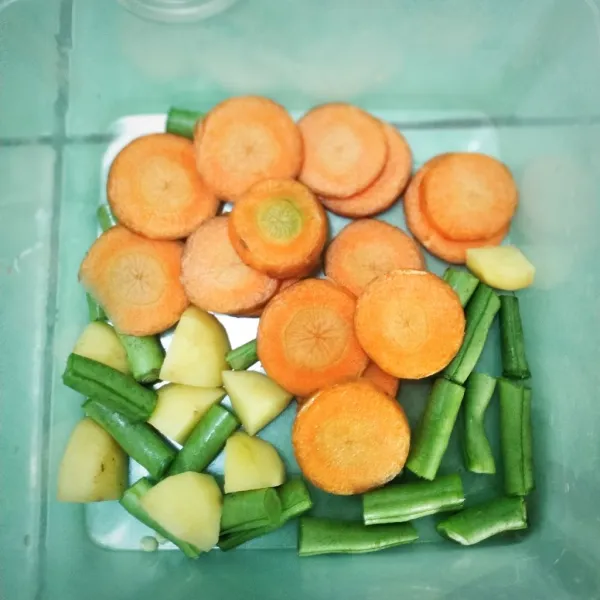 Potong wortel, kentang, dan buncis, kemudian cuci hingga bersih.