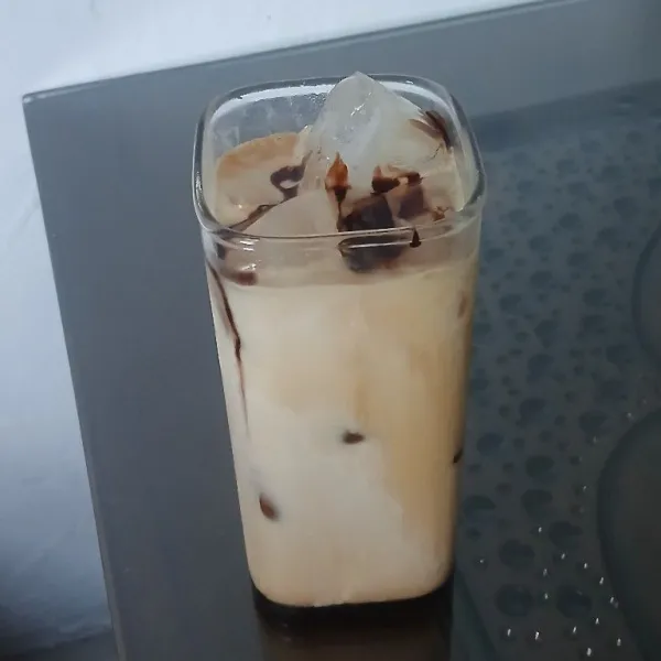 Terakhir tambahkan sedikit saus coklat jika ada dan minuman ini siap dinikmati