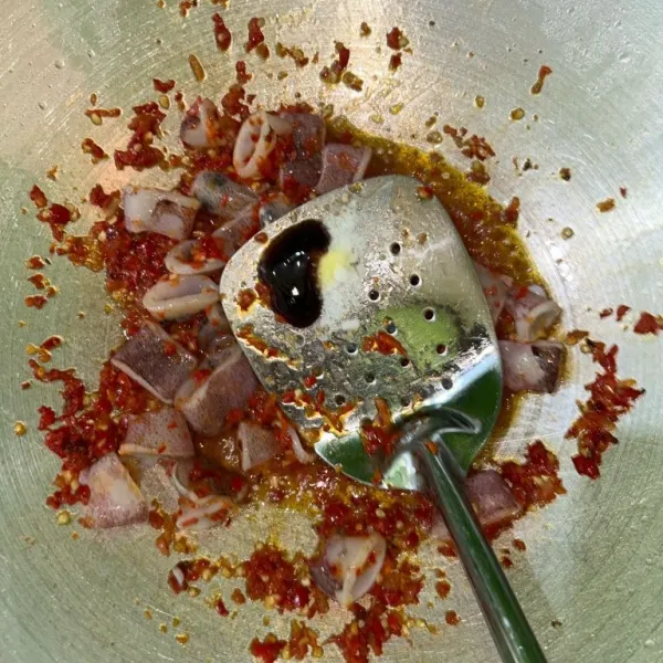 Tambahkan garam, penyedap rasa dan saus tiram