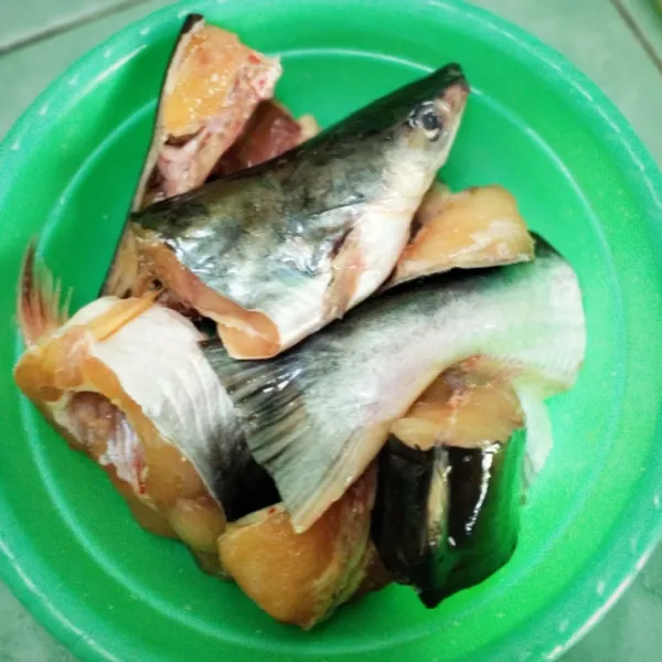 Bersihkan ikan patin, kemudian marinasi dengan garam dan jeruk nipis.