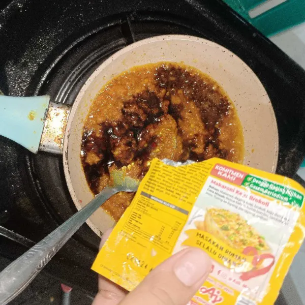 Tambahkan, kecap, masako, merica, msg, garam secukupnya, jika suka manis kecap nya bisa lebih banyak, tunggu sampai bumbu matang atau berkurang kadar airnya