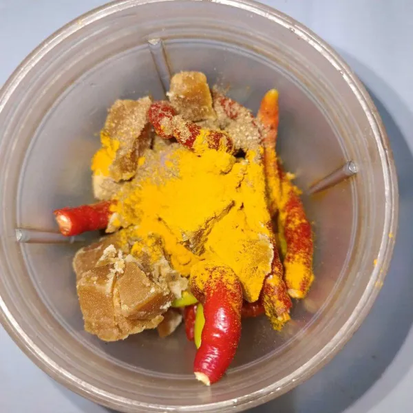 Haluskan cabe, bawang, kemiri, kunyit dan ketumbar, beri sedikit minyak