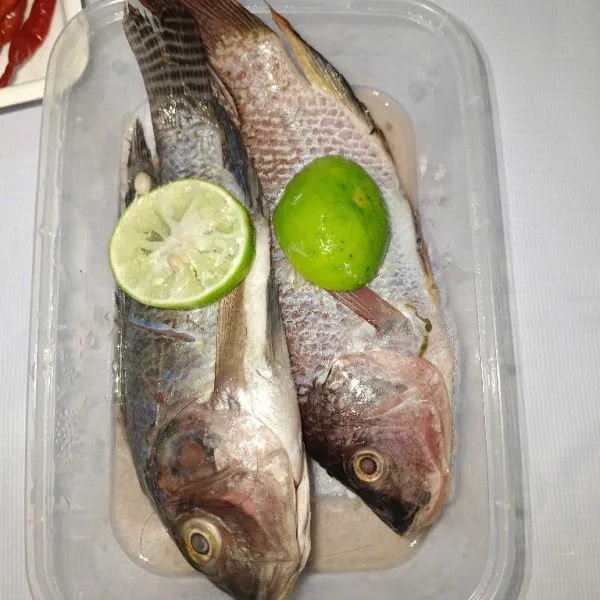 Marinasi ikan dengan garam, msg dan jeruk limau minimal 15 menit