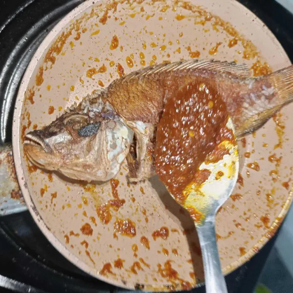 Masukan ikan kedalam teflon (bakar pakai arang juga bisa) jangan lupa ikannya di oleskan oleh bumbu di kedua sisinya