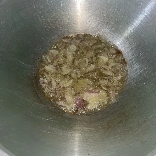 Goreng irisan bawang merah sampai mulai kecoklatan