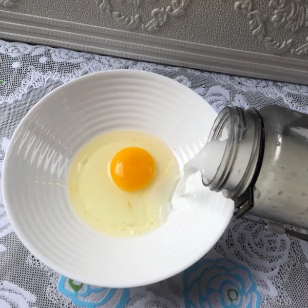 Kemudian pecahkan 1 butir telur ayam dan tuang 100 ml susu cair vanilla