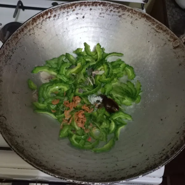 Beri air, garam, gula pasir, ebi dan saus tiram