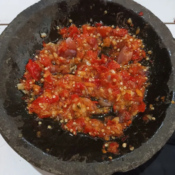 Lalu tuang minyak panas. Aduk rata dan tes rasa.