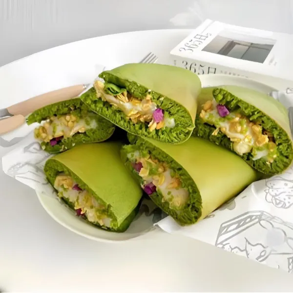 Balik kue dan masak sisi lainnya hingga matang sempurna. Angkat dan lipat kue menjadi dua, isi dengan krim dan sereal sesuai selera