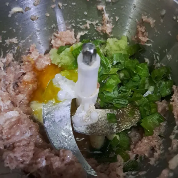 Masukan telor, labu yang telah dikupas dan di parut,daun bawang, bawang putih dan bumbu-bumbu lainnya.
