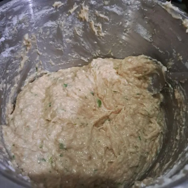 Masukan tepung tapioka lalu aduk rata