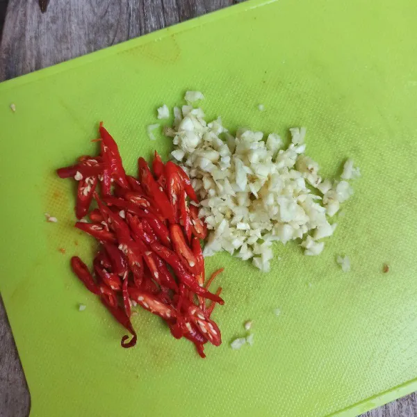 Cincang halus bawang putih, dan iris tipis cabe merah besar