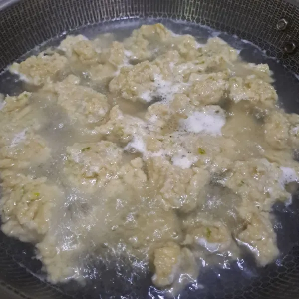 Panasakan air tuang 1 sdm minyak sayur biarkan mendidih cetak adonan dengan 2 garpu rebus sampai mengapung angkat tiriskan