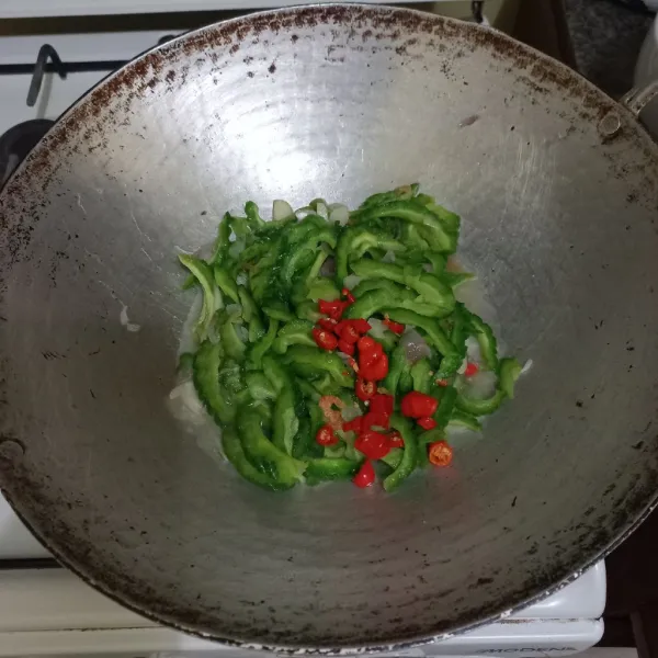 Masukan irisan cabe rawit masak hingga matang