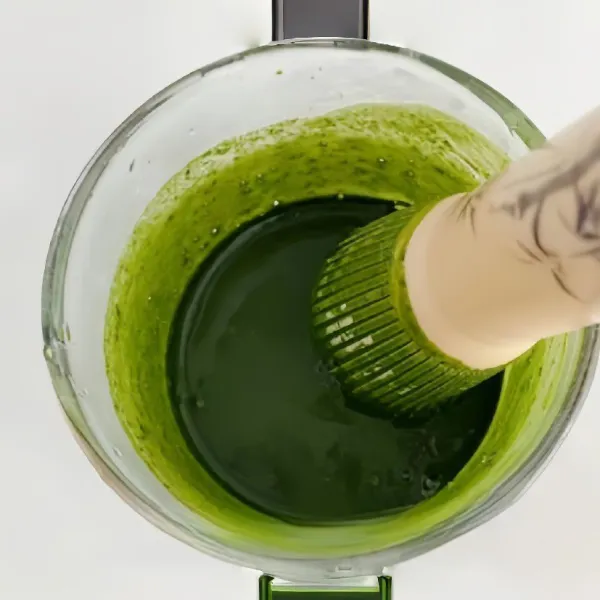 Campurkan 10gr bubuk matcha dengan air panas, aduk hingga larut