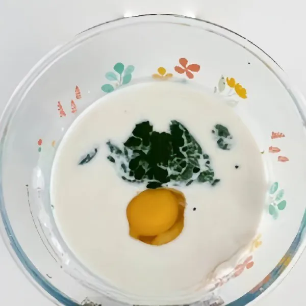 Dalam wadah terpisah, campurkan 100gr tepung terigu, 1 butir telur, 15gr gula, 3gr ragi instan, 120ml susu dan 30gr krimer nabati. Tambahkan larutan matcha, aduk rata