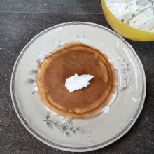 Ambil selembar crepes, oles dengan cream dan ratakan, kemudian tumpuk dan oles lagi hingga semua adonan habis, terakhir oles whipping cream dan taburi dengan coklat bubuk; diamkan di kulkas minimal 2 jam hingga set, sajikan