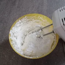 Siapkan wadah tuang whipping cream bubuk, air es, tambahkan kental manis, cream cheese mixer hingga tercampur rata dan kental, sisihkan