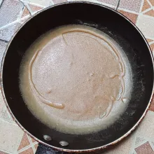 Panaskan pan kemudian ambil adonan 1 sendok sayur tuangkan pada pan dan goyang kan pan, masak hingga matang, lakukan hingga semua adonan habis. Setiap ambil adonan pastikan adonan selalu di aduk