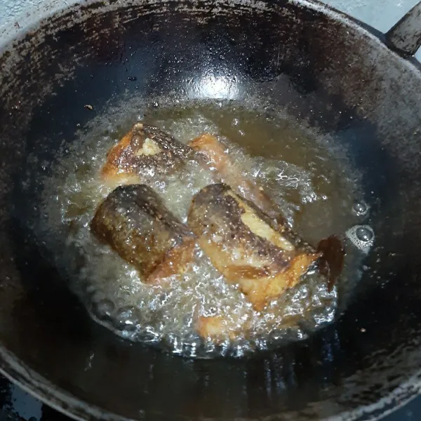 Goreng ikan lele hingga matang.