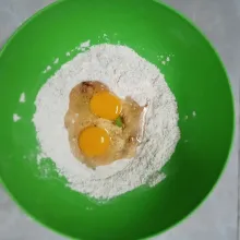 Dalam bowl masukkan tepung terigu, garam, kopi bubuk, dan telur ayam