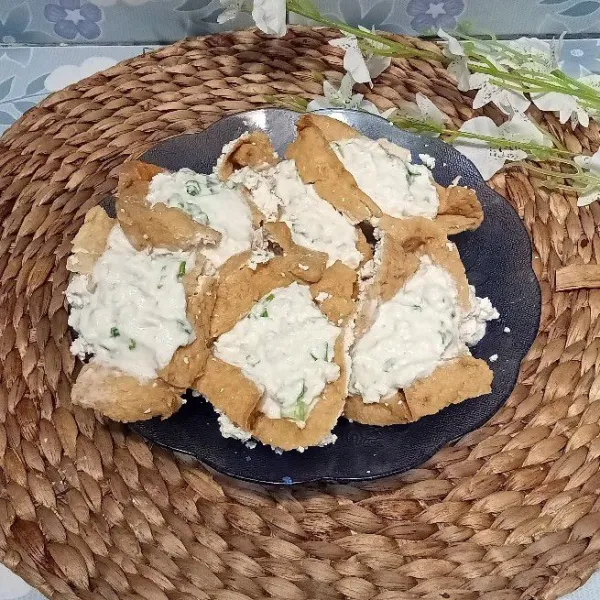 Setelah adonan tercampur merata kemudian masukkan adonan pada tahu