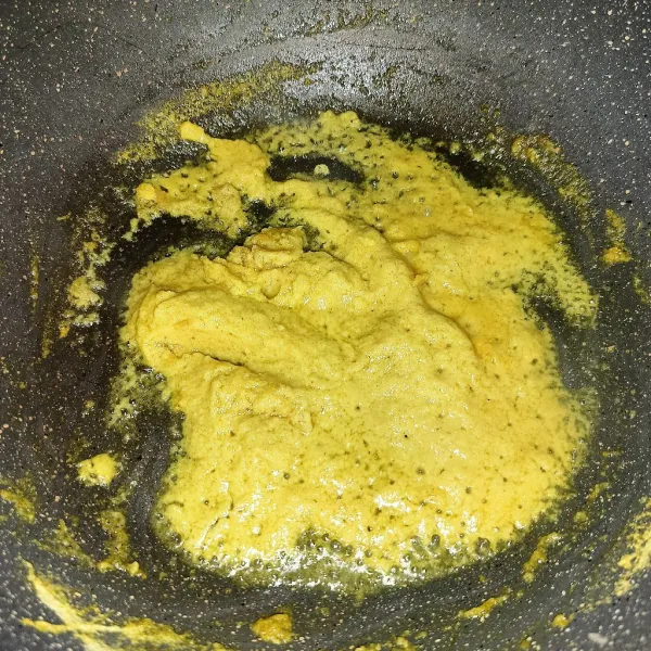 Tumis bumbu halus sampai matang dan harum.