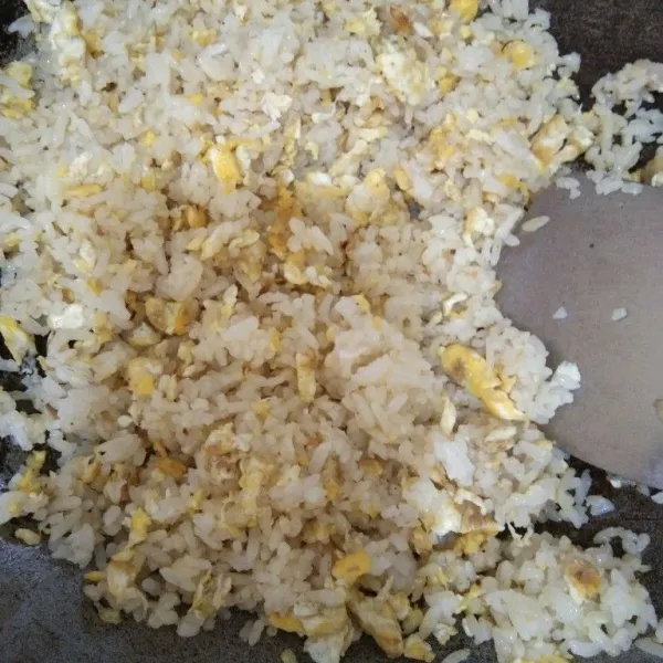 Masukkan kaldu bubuk rasa ayam dan aduk semua hingga tercampur. Jangan lupa koreksi rasa