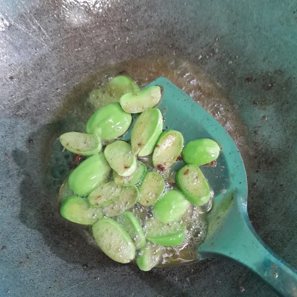 Goreng pete yang sudah dikupas sebentar saja