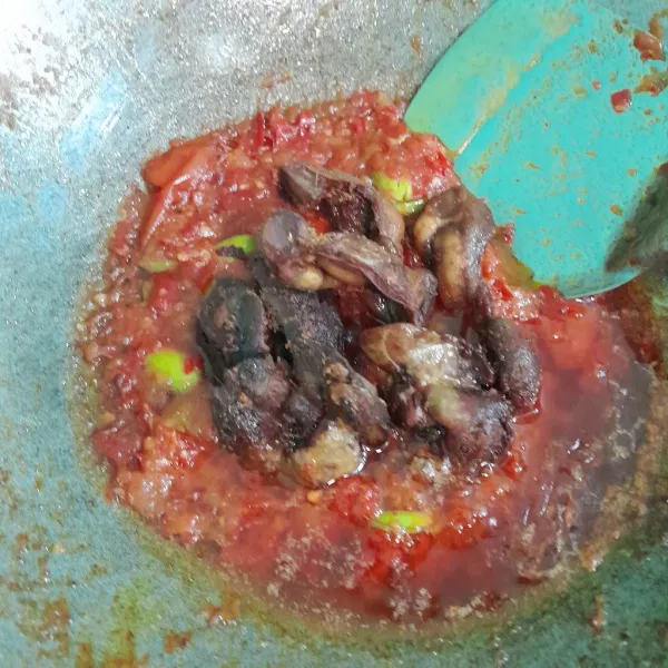 Setelah cabe dingin lalu masukkan ati ayam aduk rata , siap disajikan