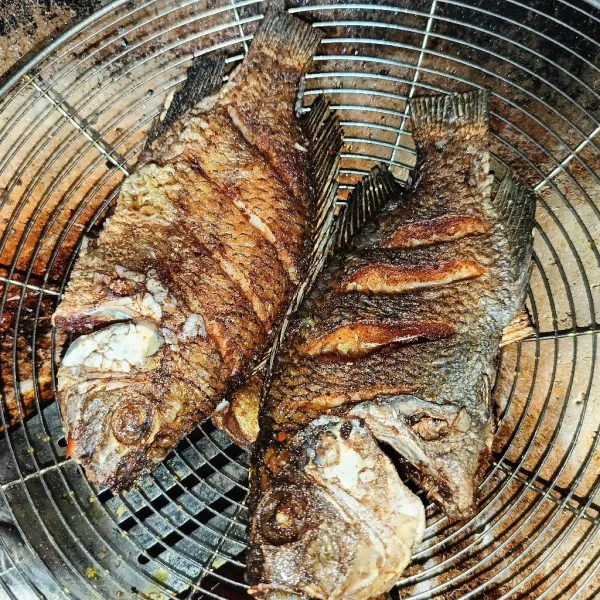 Goreng ikan sampai matang, angkat dan tiriskan.