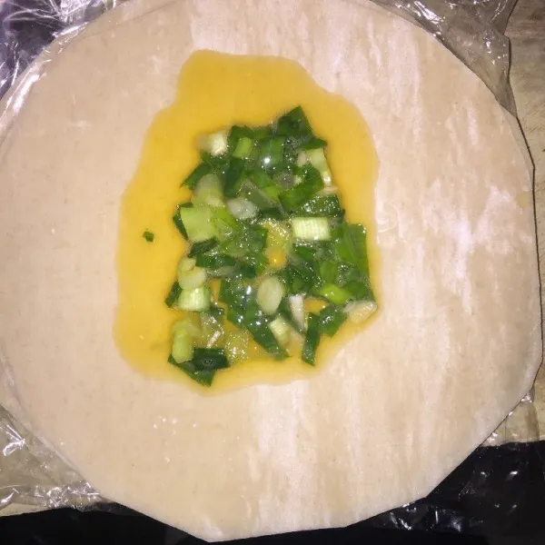 Tuangkan adonan telur ke dalam kulit lumpia. Lipat sesuai selera
