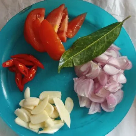 Iris bawang merah, bawang putih, cabai merah besar dan tomat.