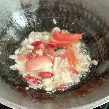 Panaskan minyak, tumis bawang merah dan bawang putih hingga wangi. Lalu tambahkan cabai, tomat dan daun salam. Tumis hingga wangi.