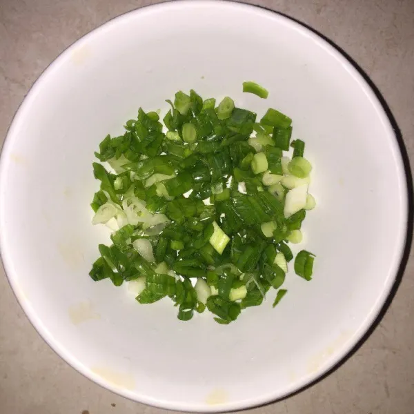 Potong kecil daun bawang yang sudah di cuci bersih