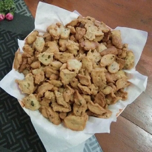 Setelah matang, angkat lalu tiriskan. Kue bawang seledri crispy siap dihidangkan dan bisa dimasukkan ke toples