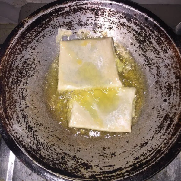 Panaskan minyak dan goreng kulit lumpia yang sudah di isi adonan telur. Goreng hingga kecoklatan