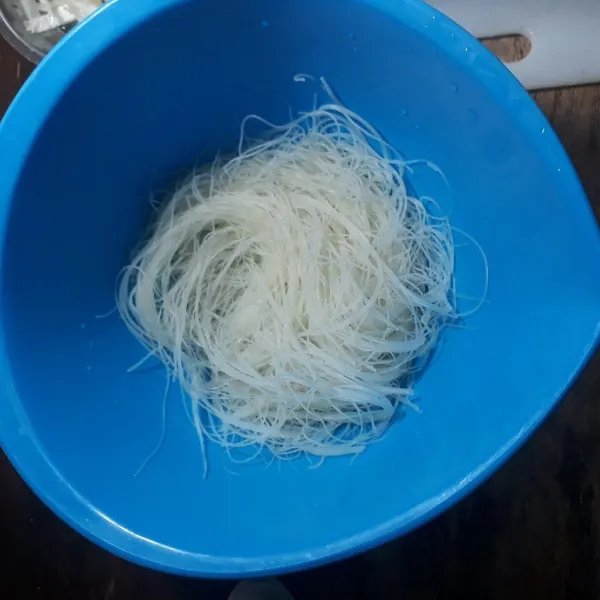 Rendam bihun dalam air selama 1 jam, tiriskan.