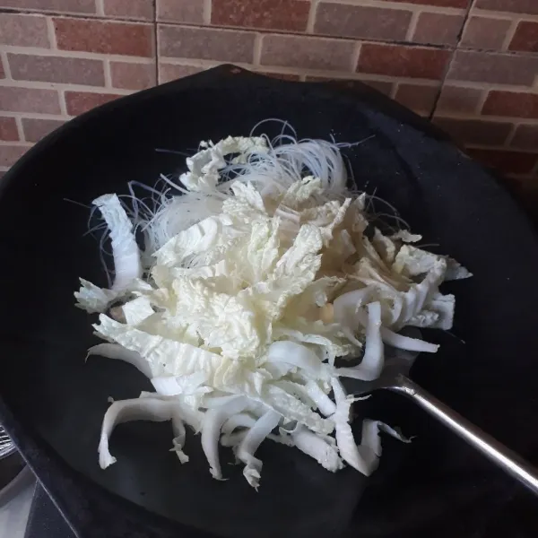 Masukkan bihun dan sawi.