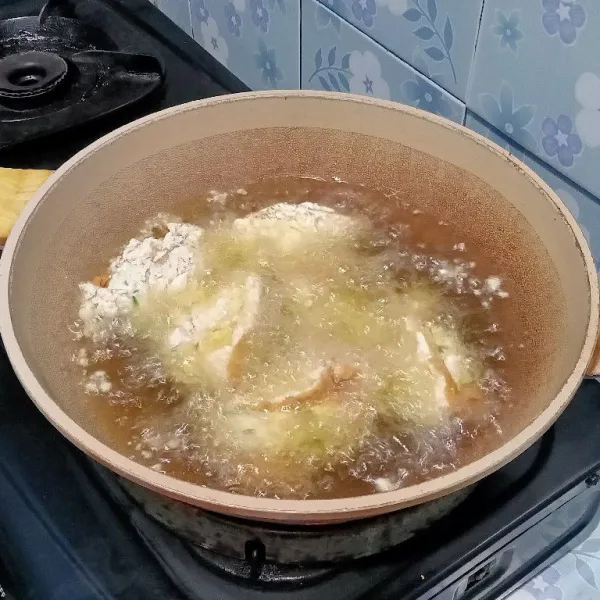 Lalu goreng hingga matang dan kuning kecoklatan